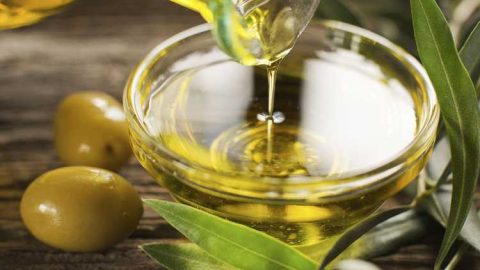 طرق مختلفة لاستخدامات زيت الزيتون في تجميل الشعر