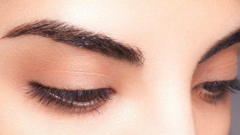 7 حيل طبيعية للحصول على حواجب سميكة