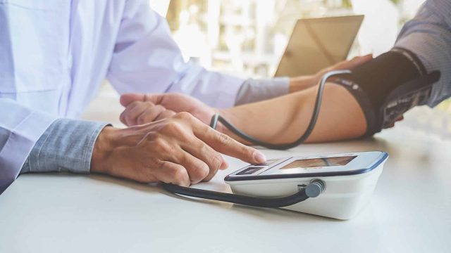 أطعمة تُساعد على السيطرة على انخفاض ضغط الدم