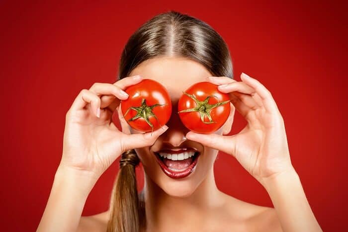 3-exfoliants-maison-pour-éliminer-les-points-noirs-tomate-et-yaourt-1