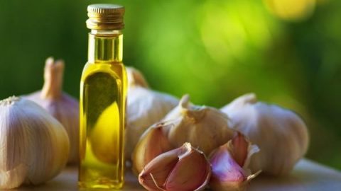 علاج زيت الزيتون والثوم للتخلص من الدوالي
