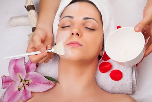 Différentes-utilisations-du-blanc-dœuf-pour-prendre-soin-de-votre-santé-et-de-votre-beauté-masque-à-loeuf-et-au-citron
