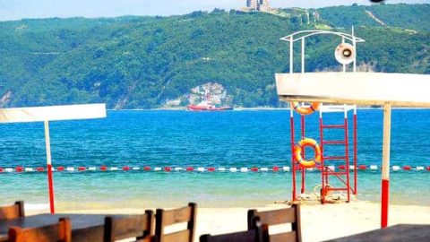 استمتعي بفرصة استثنائية للسباحة بكل أريحية في شاطئ سايير آلطنكوم الخاص بالسيدات