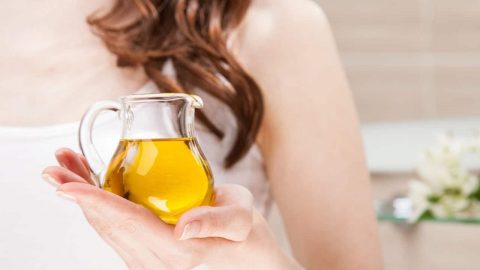 تعرفي على الزيت المناسب لشعرك بحسب حالته ونوعه