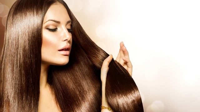 كيف تمنحين شعرك النعومة اللازمة من دون وصفات طبيعية؟