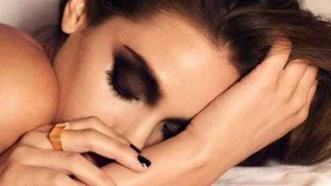 تتكاسلين في إزالة المكياج قبل الذهاب إلى النوم؟ اكتشفي ما ينتظرك من مخاطر بسب ذلك