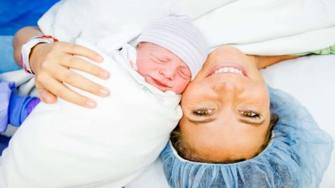 كيف تعتنين بجروحك بعد الولادة القيصرية؟