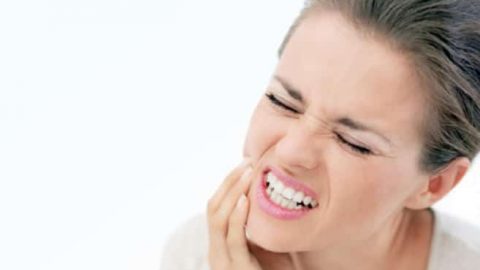هذه العادات السيئة تسبب الحساسية إلى أسنانك .. تعرفي عليها