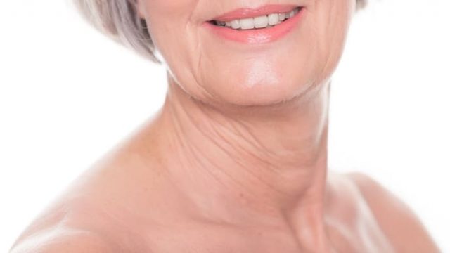 بهذه الطرق السريعة تتخلصين من تجاعيد الرقبة