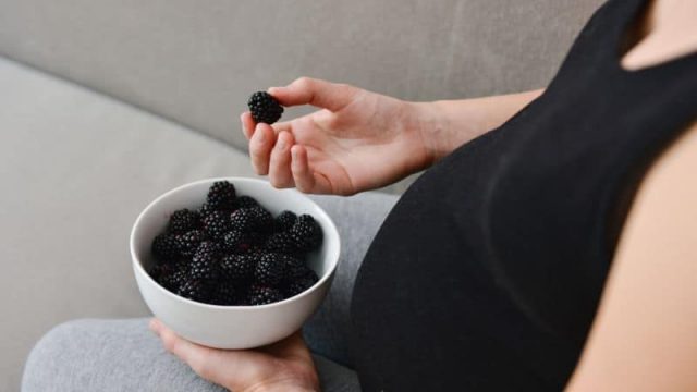 تعرفي على فوائد التوت الأسود للحامل