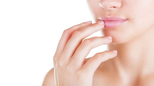 ماء الورد : مكون طبيعي رائع لجمال الشفاه وتألقها