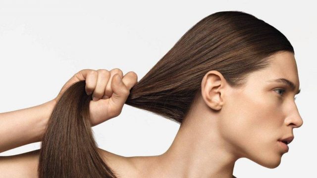 كيف تحمين شعرك من مشاكل التساقط؟