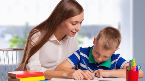 كيف تساعدين طفلك على تحسين خطه؟