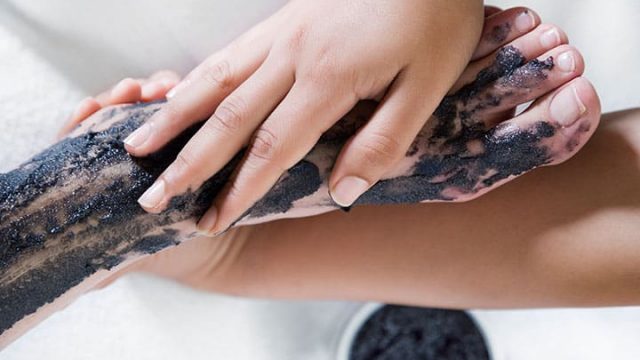 إليكِ خلطات منزلية بسيطة لتقشير الجسم