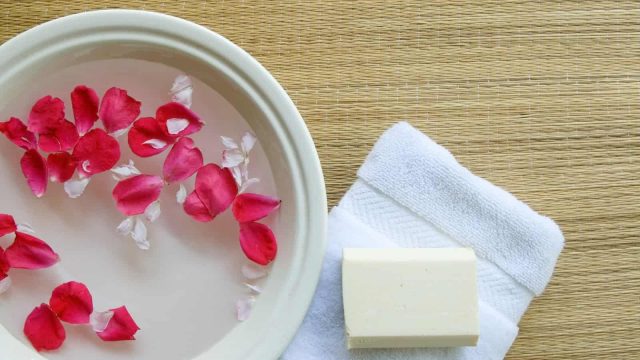 اصنعي بنفسك مزيلات عرق طبيعية وآمنة في المنزل