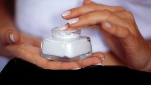 وصفات طبيعية منزلية لعلاج تشققات الحمل