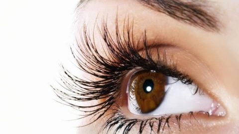 وصفات منزلية طبيعية لتطويل الرموش