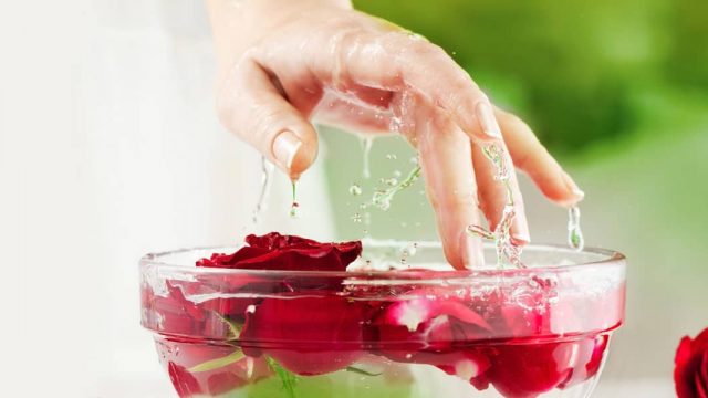 جمالك بأقنعة الورد الطبيعية…جربيها