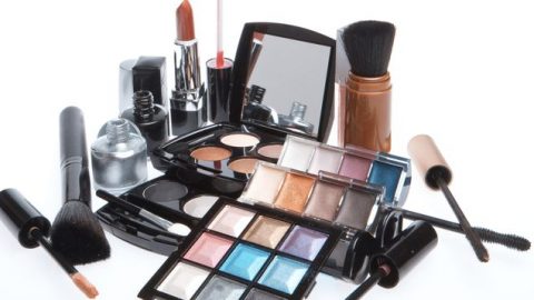 لاتتشاركي هذه المستحضرات التجميلية مع أي شخص آخر