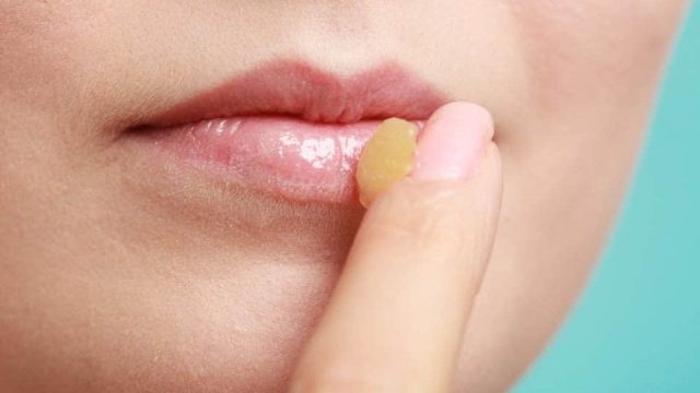 تعرفي على الاستخدامات السحرية للفازلين لتعتني بجمالك