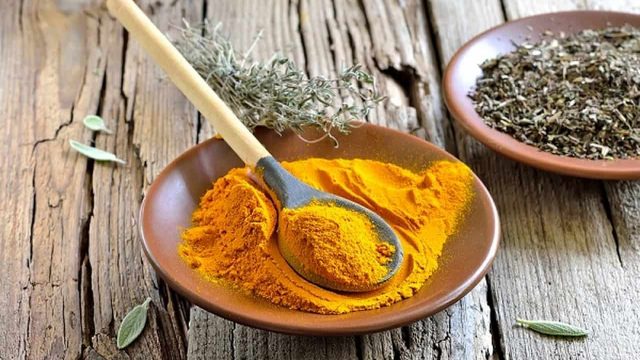 جربي خلطات الكركم لعلاج البثور