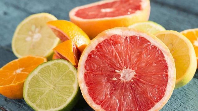 تقشير البشرة بأحماض الفواكه وفوائده لجمالك