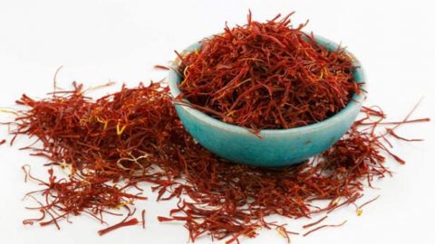 اكتشفي خلطات الزعفران الطبيعية للعناية بالبشرة