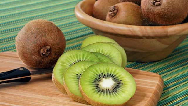 اكتشفي خلطات الكيوي للعناية بالبشرة والشعر