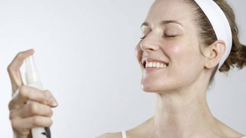 احصلي على بشرة مشرقة مع أنواع سبراي البشرة