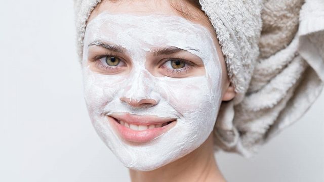 كيف تعتنين ببشرتك أثناء الدورة الشهرية؟