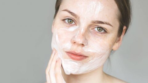 وصفات طبيعية لتقشير البشرة الدهنية