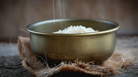 الأرز لتقشير البشرة وإزالة الخلايا الميتة
