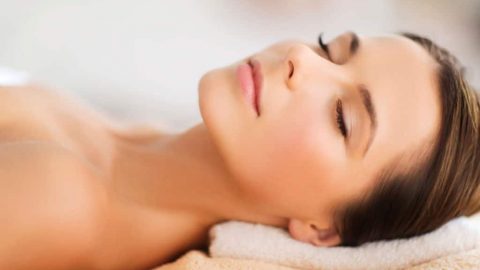 تخلصي من البقع الداكنة التي تظهر على الرقبة