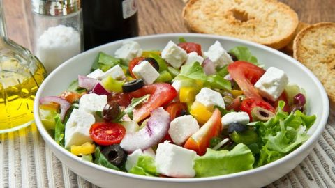 تعلمي طريقة تحضير السلطة اليونانية للرجيم