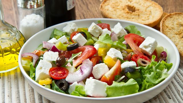 تعلمي طريقة تحضير السلطة اليونانية للرجيم