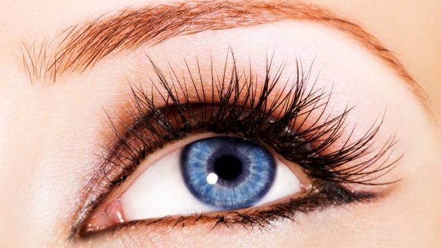 جربي هذه الوصفة السحرية لتكثيف وتطويل الرموش