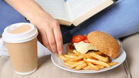 أطعمة تحفز ظهور حب الشباب…تجنبيها