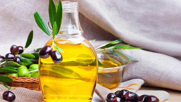 جربي زيت الزيتون للعناية بجمالك هذا الشتاء