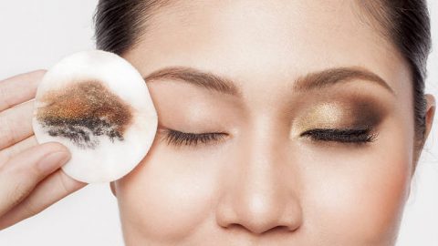 هذه هي الطريقة الصحيحة لإزالة الماكياج