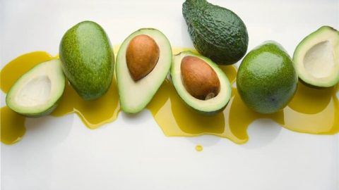 اكتشفي خلطات زيت الأفوكادو للبشرة والشعر