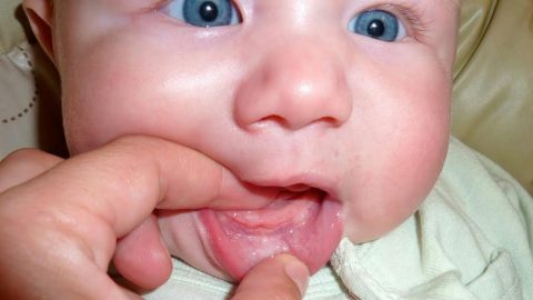 اكتشفي طريقة التعامل مع تسنين طفلك بشكل صحيح