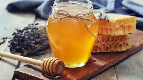 اكتشفي وصفات العسل لتفتيح البشرة