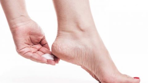 تخلصي من تشقق القدمين بهذه الخطوات