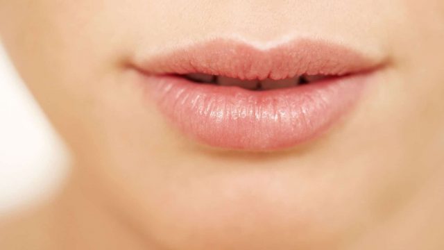 وصفات طبيعية لتفتيح زوايا الفم