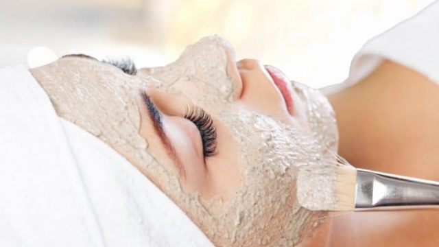 حضري مقشرات اللوز الفاخرة وانعمي ببشرة مشرقة