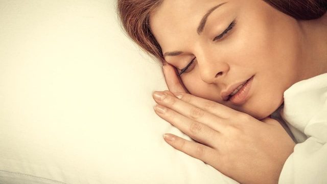 قد تكون وضعية نومك سببا في ظهور التجاعيد على بشرتك، فاحذري من ذلك!