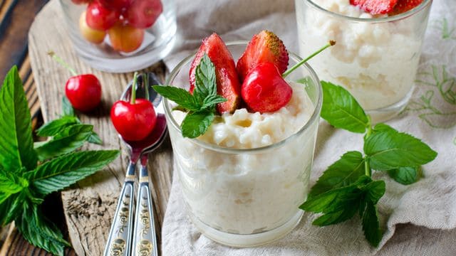 كيف تجهزين الأرز بالحليب والفاكهة؟