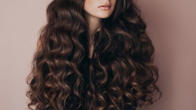 تمتعي بشعر ناعم وقوي بأقل التكاليف