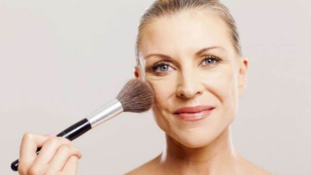 تعرفي على طريقة استخدام مستحضرات التجميل لإخفاء التجاعيد