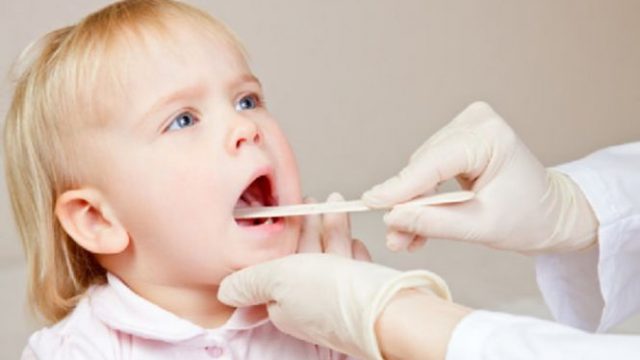 اكتشفي طريقة التعامل مع التهاب الحلق الموسمي لدى الأطفال